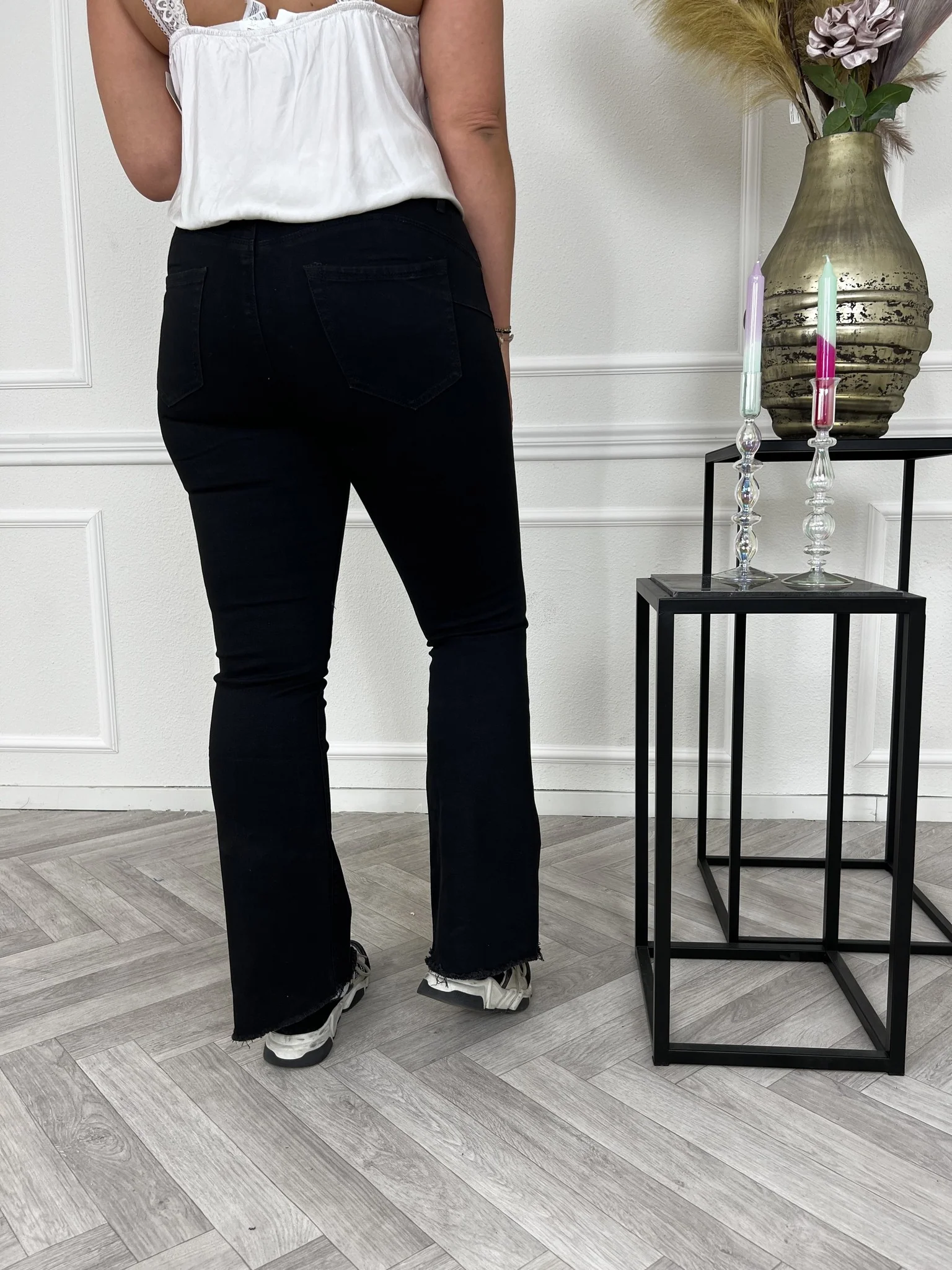 Booty Shape Flared Jeans - Black - Image 3