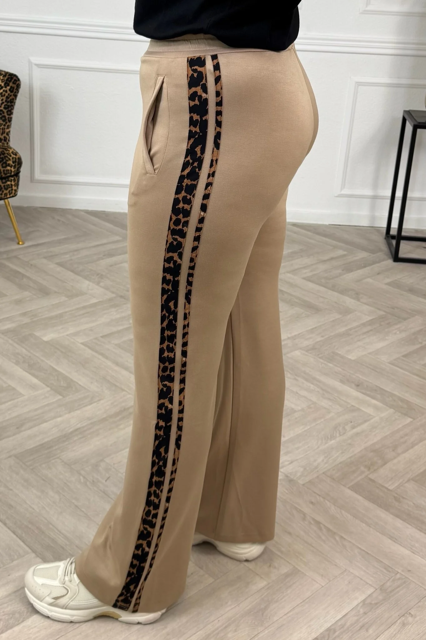 Sporty Leopard Jogging - Beige - Image 5